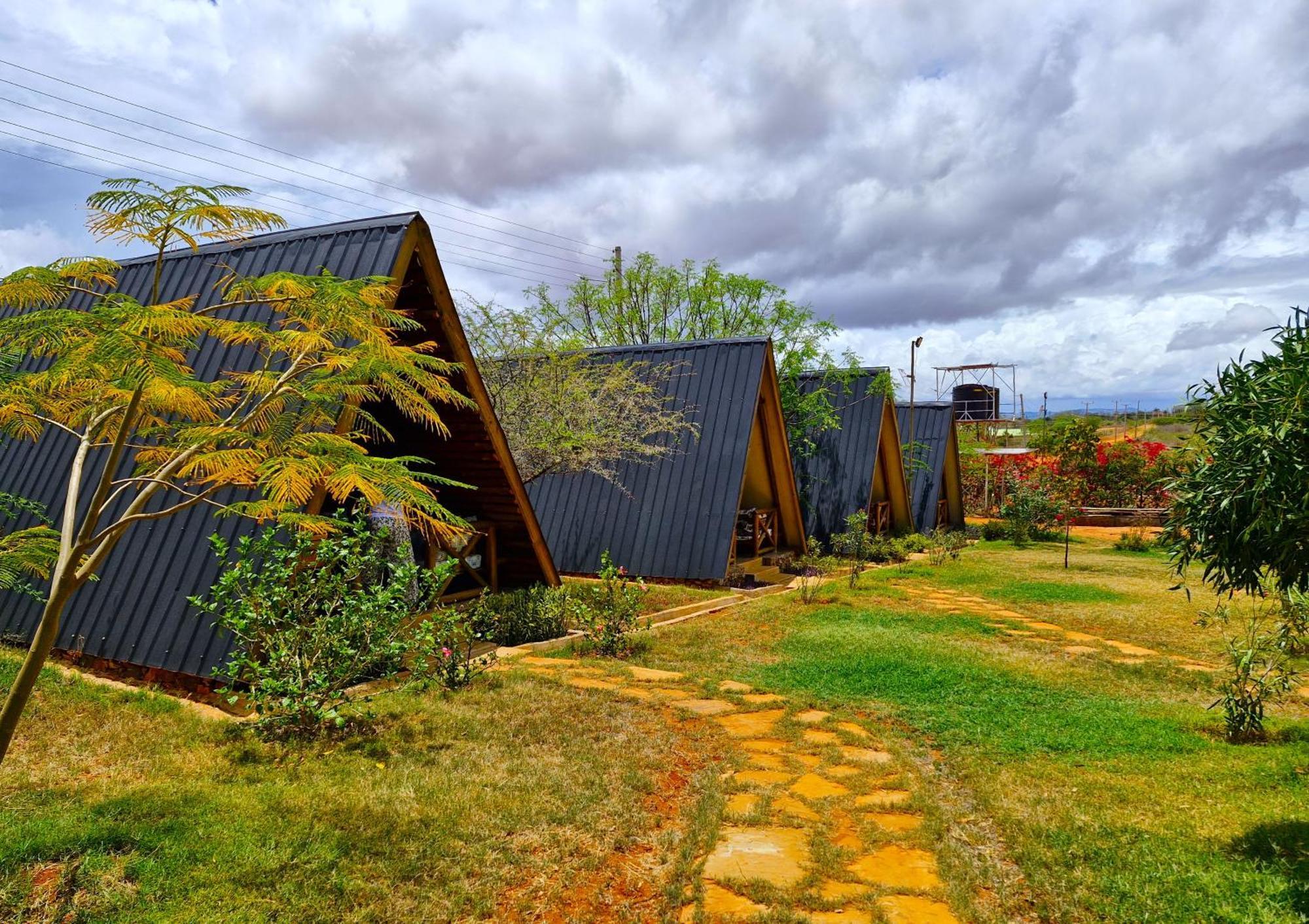 Boma Simba Safari Lodge Voi Exterior foto